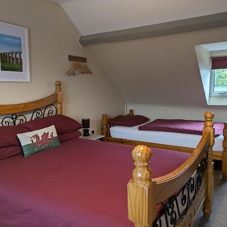 Llangollen Hostel Guest Rooms - No Dormitories - Self Catering Extérieur photo