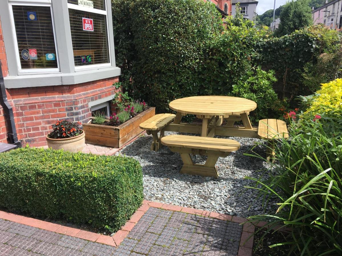 Llangollen Hostel Guest Rooms - No Dormitories - Self Catering Extérieur photo