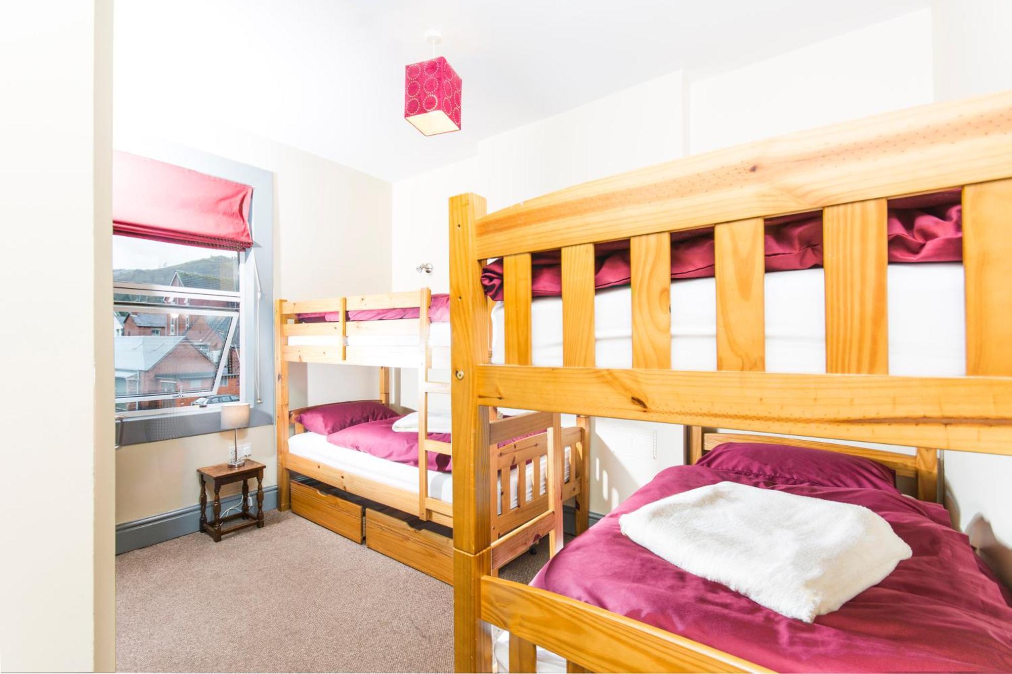 Llangollen Hostel Guest Rooms - No Dormitories - Self Catering Extérieur photo