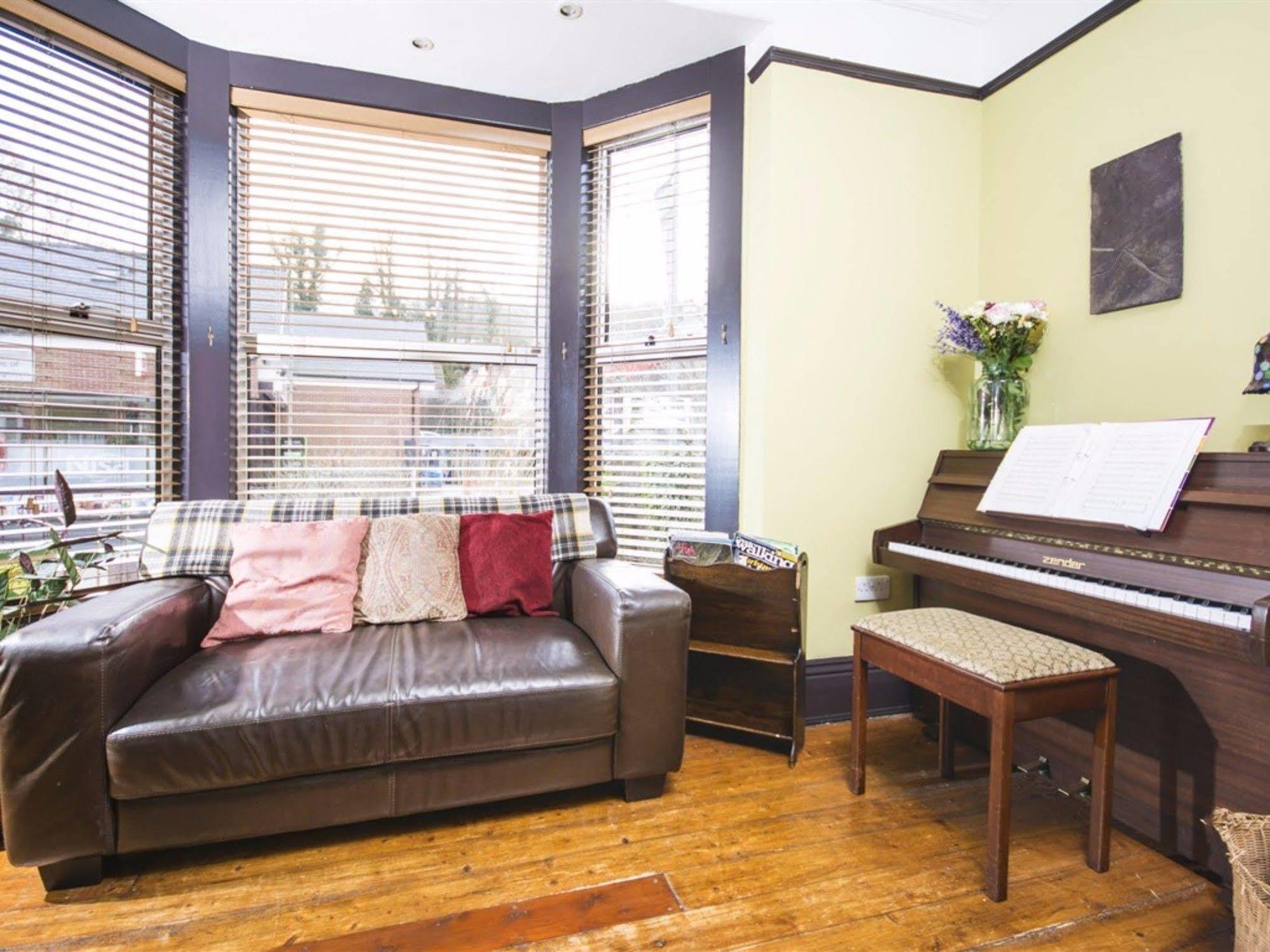 Llangollen Hostel Guest Rooms - No Dormitories - Self Catering Extérieur photo