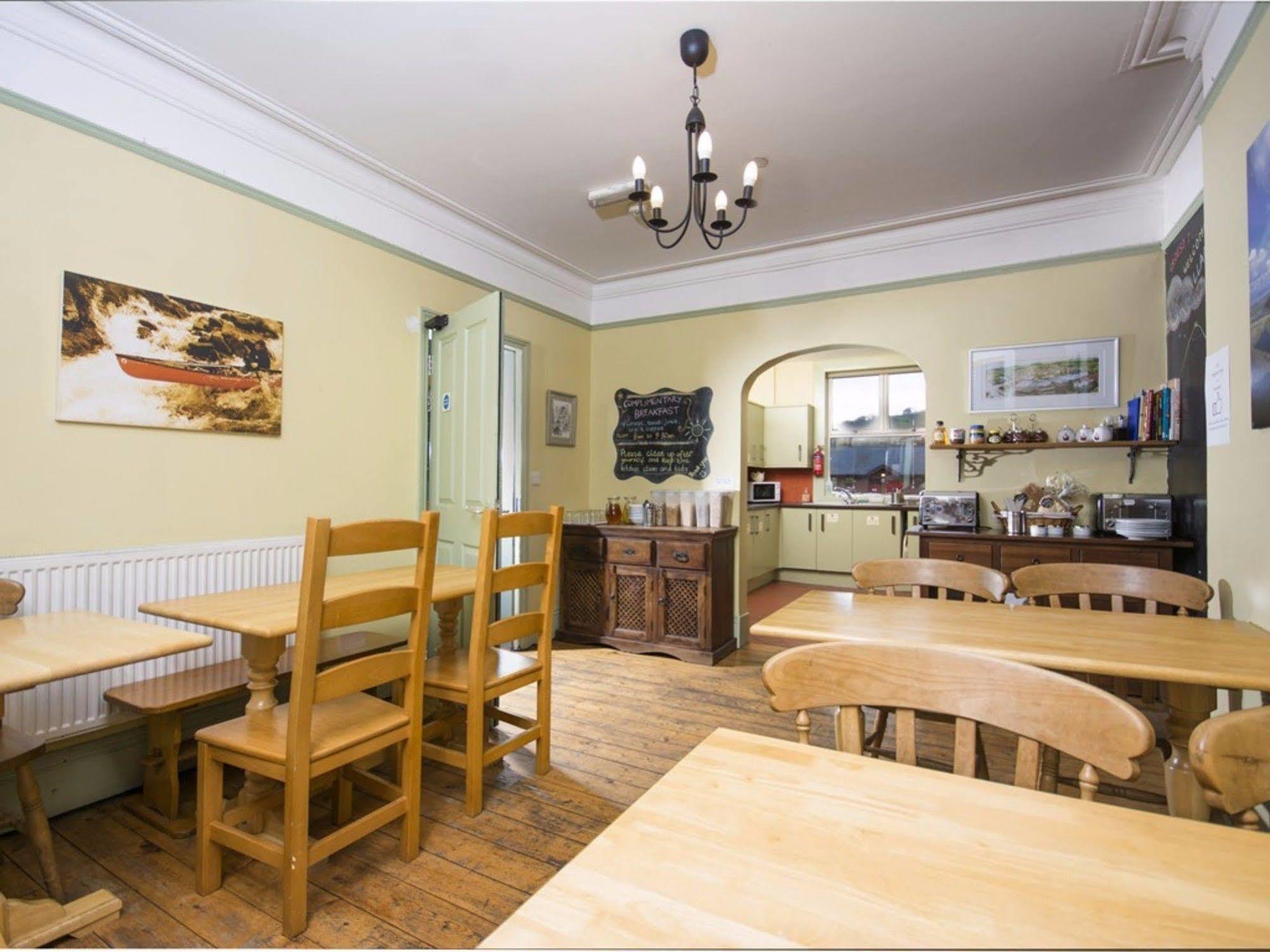 Llangollen Hostel Guest Rooms - No Dormitories - Self Catering Extérieur photo