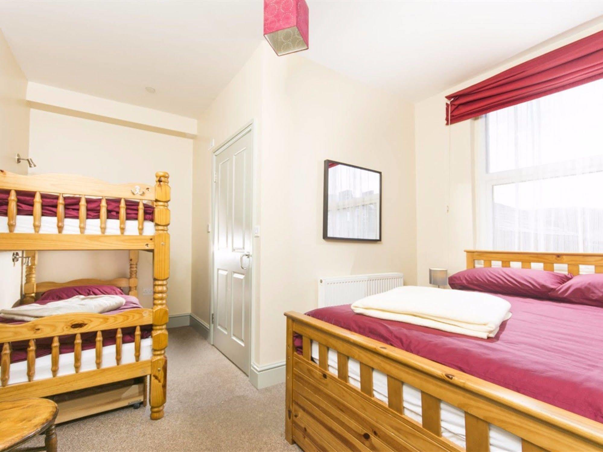 Llangollen Hostel Guest Rooms - No Dormitories - Self Catering Extérieur photo